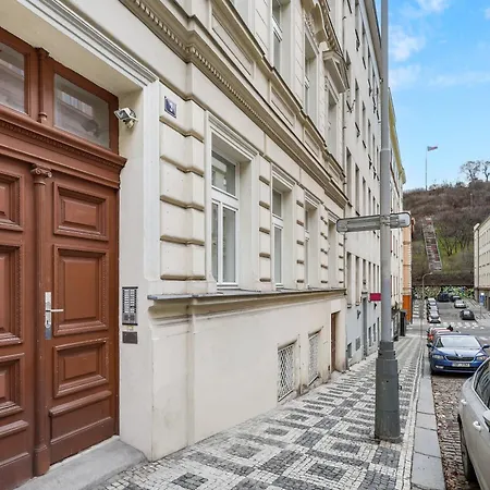 Cozy Near Center - Zizkov Apartment