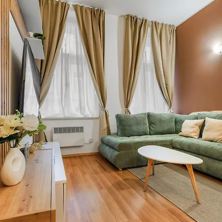 Cozy Near Center - Zizkov Apartment